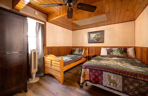 Whispering Forest Ski Chalet | "The Whispering Bear" Beautiful Chalet close to the lake. Pool Table.
