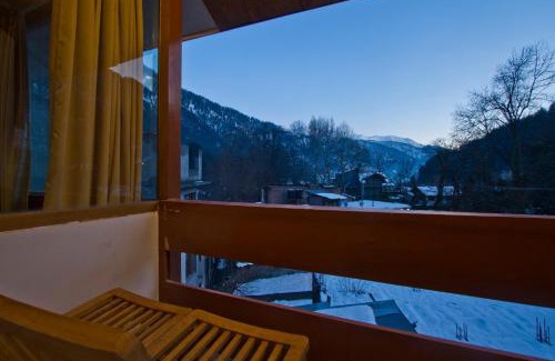 Old Manali Hotel | The Whispering Inn Resort and Bar (An Exotic Vintage Beauty)