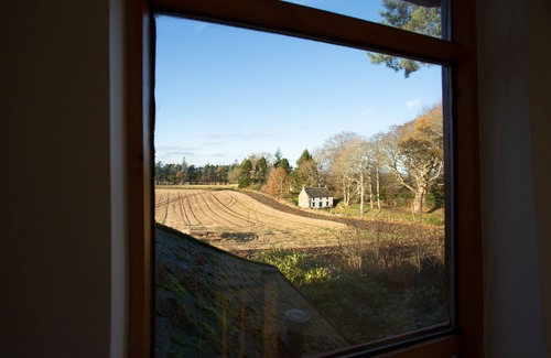 Elgin Cottage | THE WHITE COTTAGE, family friendly, with open fire in Lhanbryde