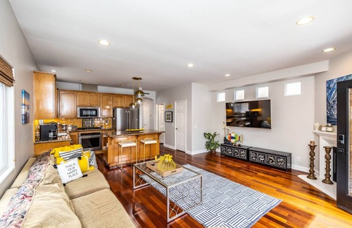 Yorktown House | The White House of Huntington Beach