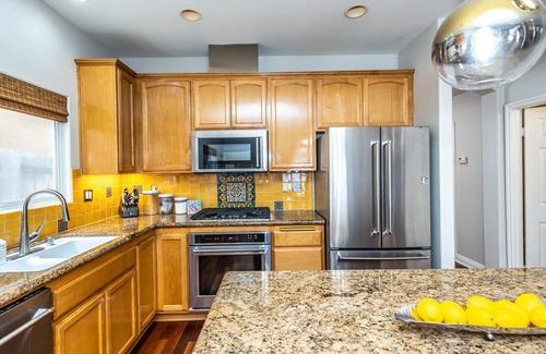 Yorktown House | The White House of Huntington Beach