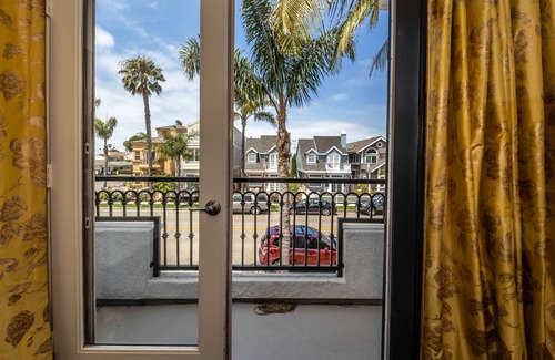 Yorktown House | The White House of Huntington Beach