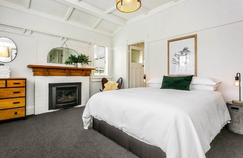 Cambridge House | The White House A stylish bungalow with 2 bathrooms and easy walk to town
