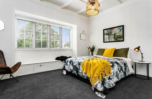 Cambridge House | The White House A stylish bungalow with 2 bathrooms and easy walk to town