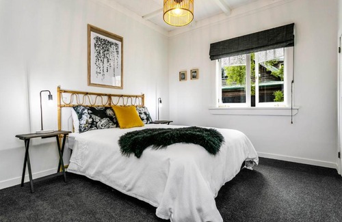 Cambridge House | The White House A stylish bungalow with 2 bathrooms and easy walk to town