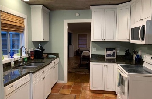 Melbourne House | The White House - Historic 2br Downtown Melbourne