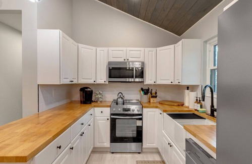 Eagleton Village Cabin | The White Lodge | 4BDR | Sleeps 8 with Fire Pit!