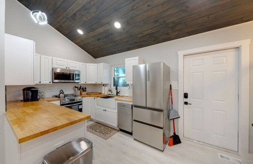 Eagleton Village Cabin | The White Lodge | 4BDR | Sleeps 8 with Fire Pit!