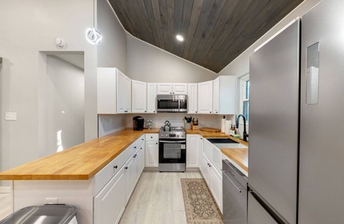 Eagleton Village Cabin | The White Lodge | 4BDR | Sleeps 8 with Fire Pit!