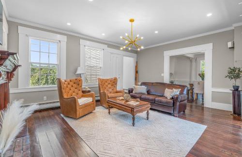 South Dennis House | The White Pillars
