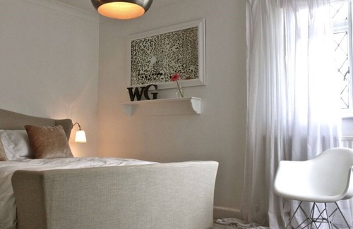 Bury St Edmunds Apartment | The White Room, Private, Luxe Suite
