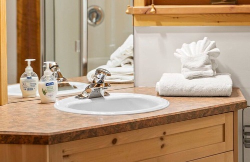 Snow Pine Estates Ski Chalet | The White Room | Priv. Hot Tub & Ski In/Ski Out