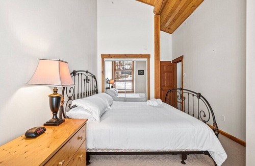 Snow Pine Estates Ski Chalet | The White Room | Priv. Hot Tub & Ski In/Ski Out