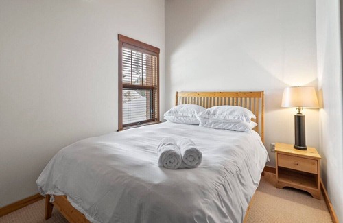 Snow Pine Estates Ski Chalet | The White Room | Priv. Hot Tub & Ski In/Ski Out