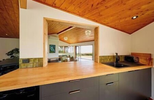 Hapuku House | The Whole Front House