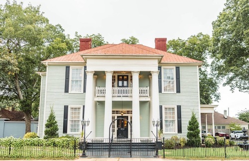 Anderson House | The Wilhite House- Downtown | 3 Bed, 4 Bath
