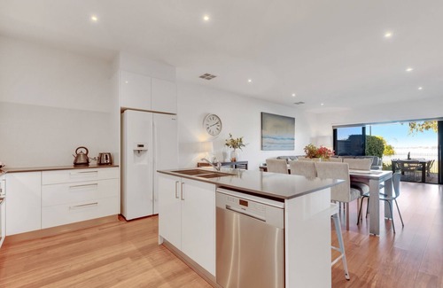 Yarrawonga House | The Willows overlooking Lake Mulwala and parkland