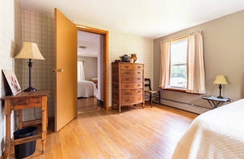 Valois House | The Wine Trail House