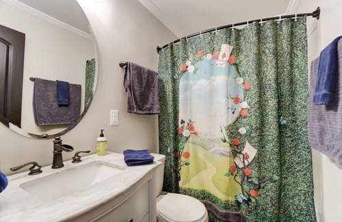 Belmont House | The Wonderland Getaway in Belmont - 12 Min to CLT