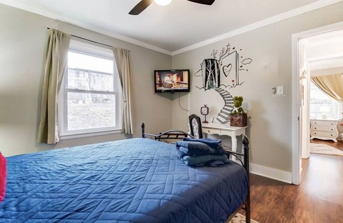 Belmont House | The Wonderland Getaway in Belmont - 12 Min to CLT