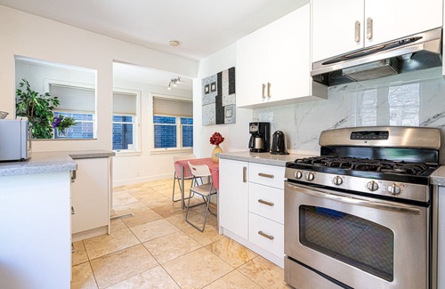 The Beaches Apartment | The Woodbine Beach House✔450yds from Beach ✔2BDRCondo✔Parking✔Garden