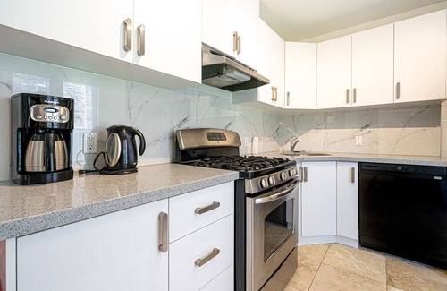 The Beaches Apartment | The Woodbine Beach House✔450yds from Beach ✔2BDRCondo✔Parking✔Garden