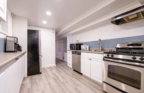 The Beaches House | The Woodbine Beach House ✔450 yds from Woodbine & Kew Beach✔1 BDR Condo✔Sleeps 4