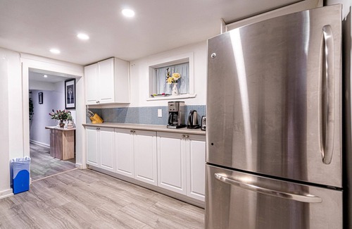 The Beaches House | The Woodbine Beach House ✔450 yds from Woodbine & Kew Beach✔1 BDR Condo✔Sleeps 4