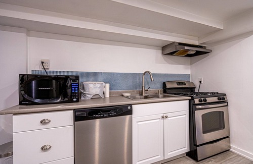 The Beaches House | The Woodbine Beach House ✔450 yds from Woodbine & Kew Beach✔1 BDR Condo✔Sleeps 4