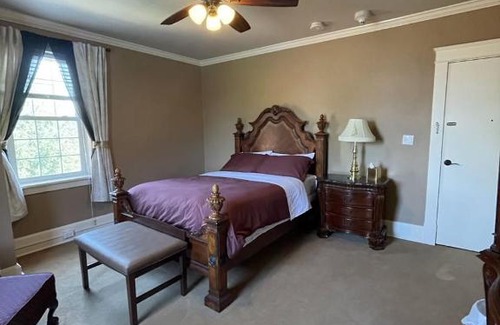 Versailles Bed & Breakfast | The Woodford Inn