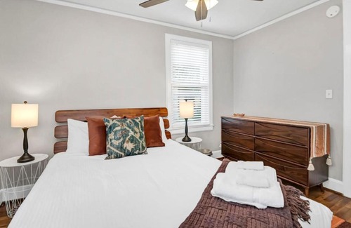 Forest Acres House | The Woodland Cottage - 3BR 1BA