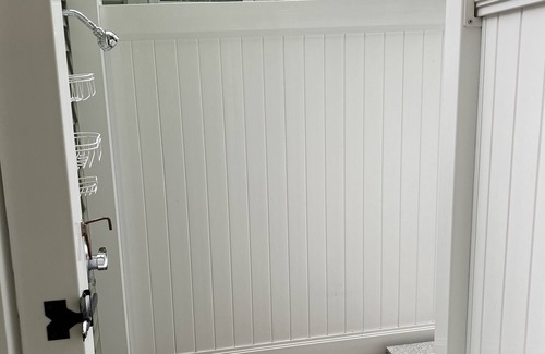 York Beach Cottage | The York Hut is an updated gem just steps to Long Sands! 7min walk to the beach!