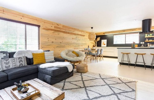 Mount Hood Village House | The Zen Den Modern Retreat Hot Tub & River Access