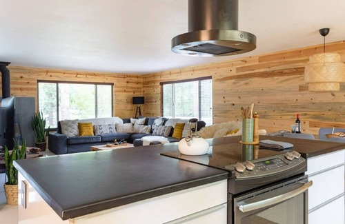 Mount Hood Village House | The Zen Den Modern Retreat Hot Tub & River Access