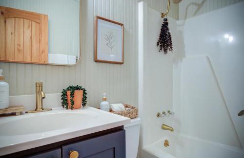 Mill Ridge Apartment | The Zen Den Peaceful Cottage with Mountain Views