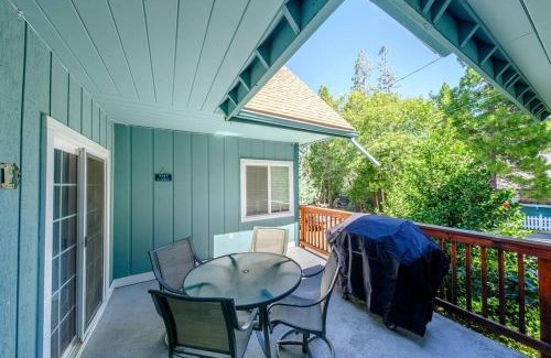 Cedar Glen House | TheDragon's Den Mega Cabin Sleeps 12