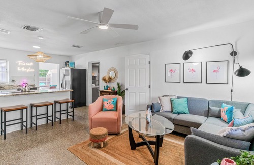 South Pinellas Community Council House | "The🦩Mingo" – Hot Tub, Fire Pit, Pet Friendly - Minutes to Madeira Beach - Guests Love It!
