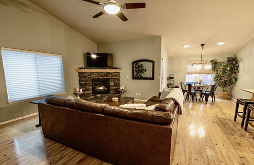 Mountain View House | Theraputic Hot Tub, Fenced Back Yard, Pet Friendly