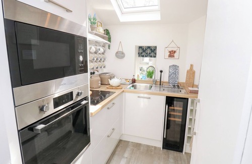 Haworth Cottage | THIMBLE COTTAGE, pet friendly, with a garden in Haworth