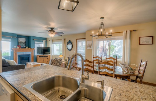 Downtown Leavenworth Condo | Think Oktoberfest & Christmas Dates! Walk to Downtown! Grnd Floor, Free Parking!