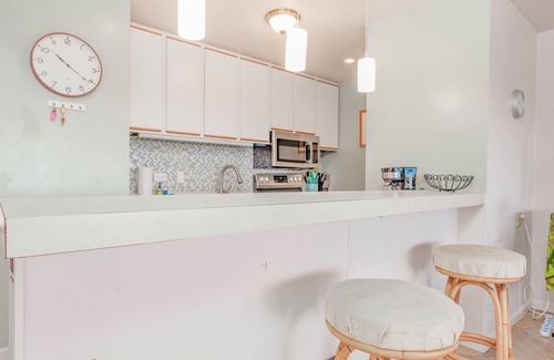 Historic Kailua Village Condo | Third-floor condo in town with ocean view, lanai & pool - walk everywhere