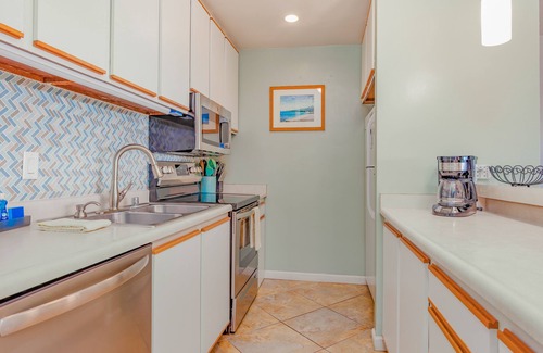 Historic Kailua Village Condo | Third-floor condo in town with ocean view, lanai & pool - walk everywhere