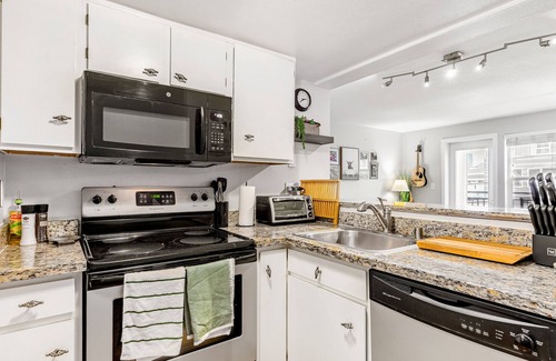 Lower Queen Anne Condo | Third-floor condo with balcony steps from Space Needle - walk everywhere