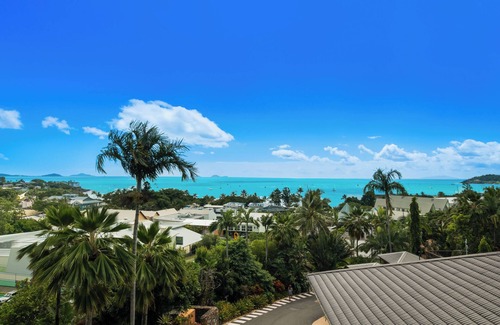 Airlie Beach Apartment | This 2-bedroom unit offers sea views just steps away from Airlie Main Street