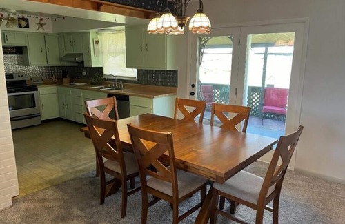 Bloomington House | This 3 bedroom 2 bathroom home is 2.1 miles away from IU’s Assembly Hall n