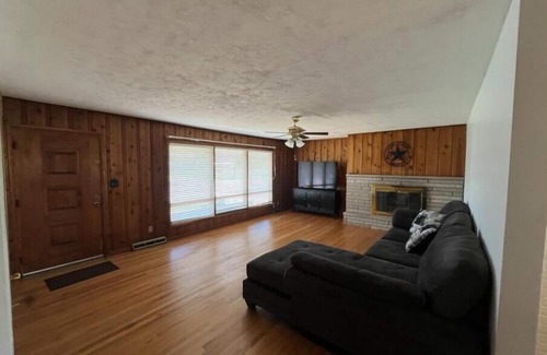 Bloomington House | This 3 bedroom 2 bathroom home is 2.1 miles away from IU’s Assembly Hall n