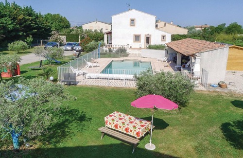 Mallemort Apartment | This apartment, completely renovated in 2008, welcomes you in a large house.