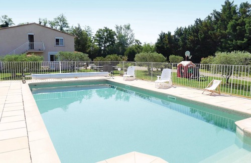 Mallemort Apartment | This apartment, completely renovated in 2008, welcomes you in a large house.