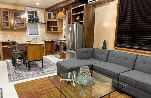 Lake Claire Apartment | This apartment is a 1 bedroom(s), 1 bathrooms, located in Atlanta, GA.