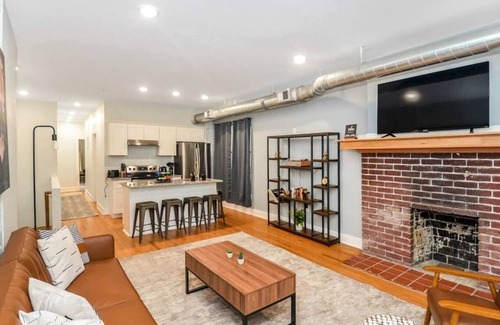 Midtown Apartment | This apartment is a 2 bedroom(s), 1 bathrooms, located in Detroit, MI.